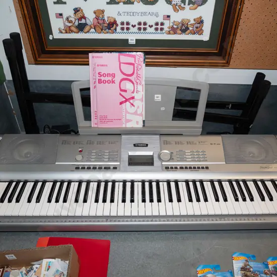 Yamaha DGX-205 keyboard with stand and manual