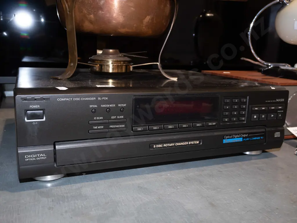 5 disc CD player Image 1++