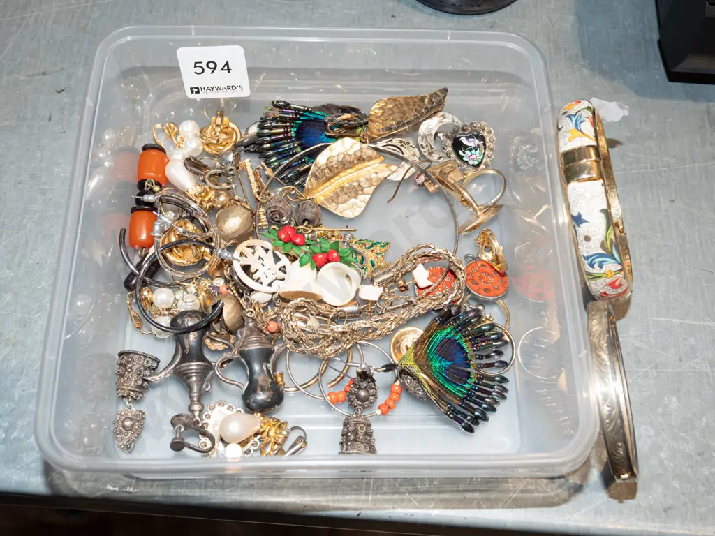 plastic tub of costume jewellery Image 1++