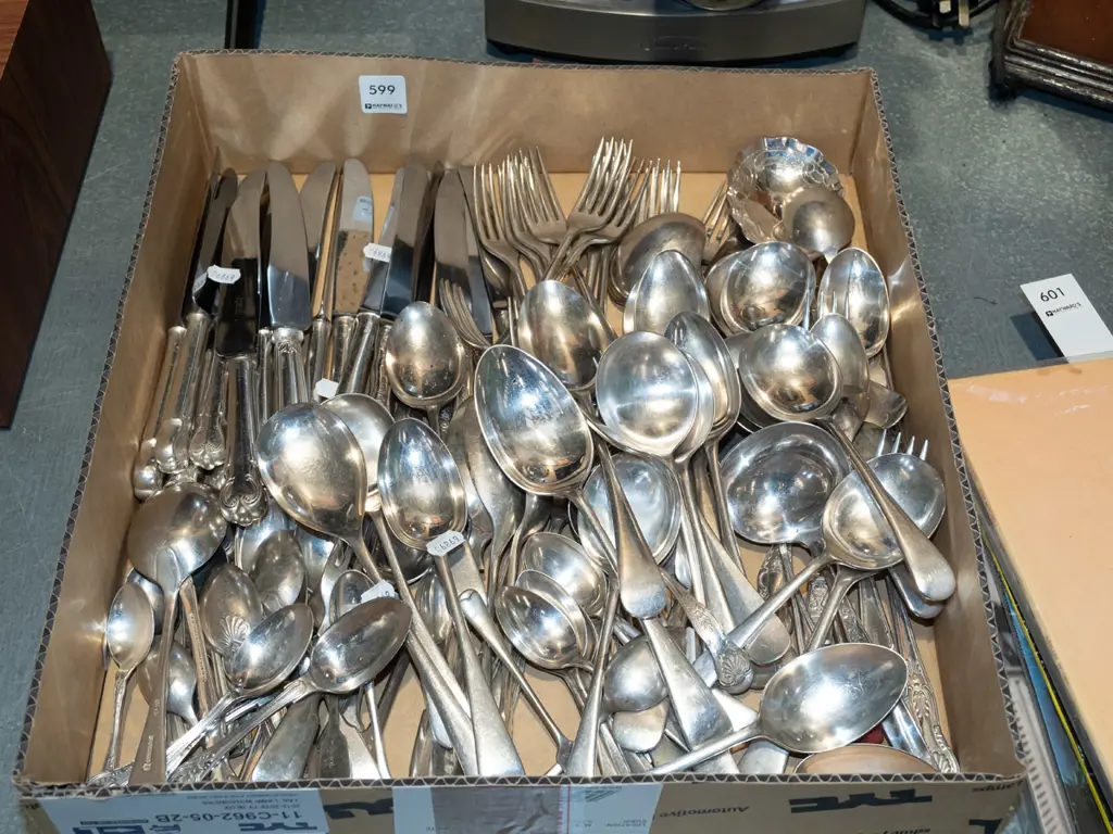 box of cutlery Image 1++