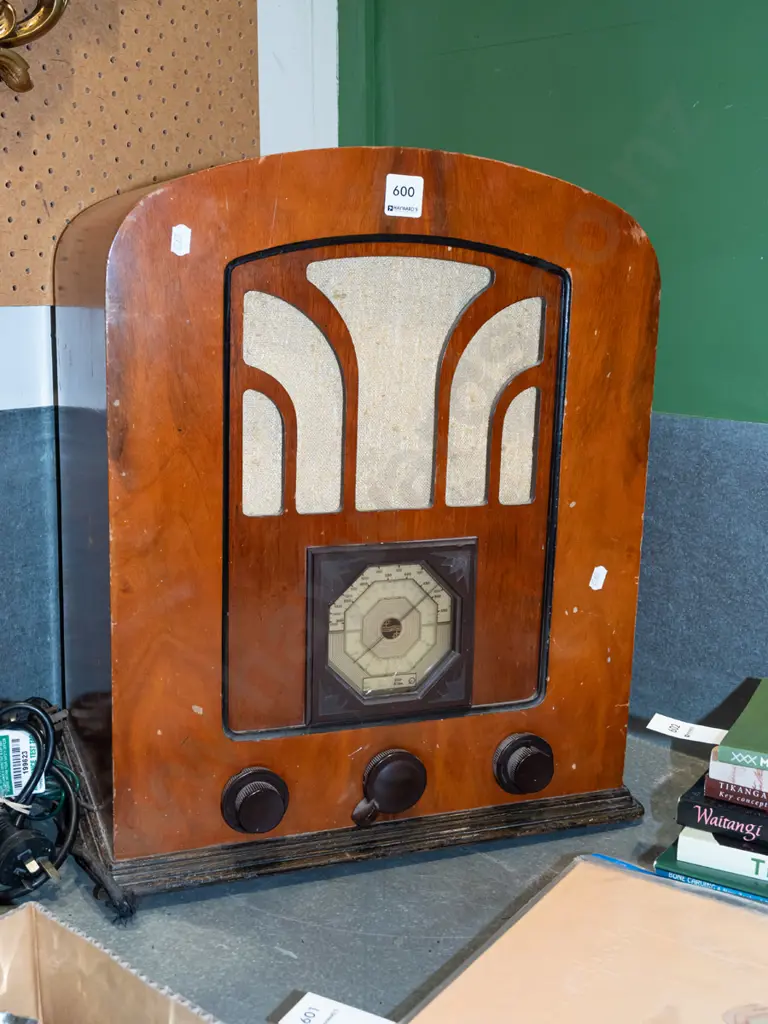 vintage wood cased valve radio - as is no returns H490 Image 1++