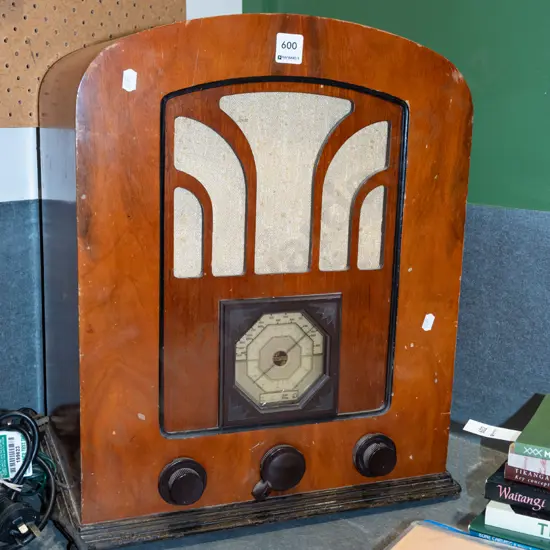 vintage wood cased valve radio - as is no returns H490