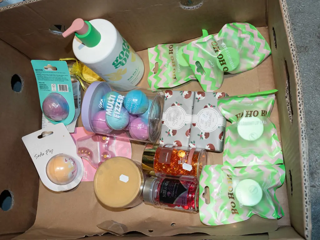 box; lip masks, soaps, bath fizzers etc Image 1++