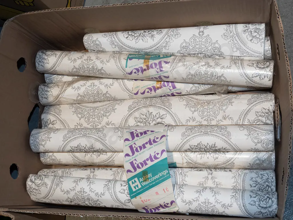 box of retro black and white floral wallpaper Image 1++