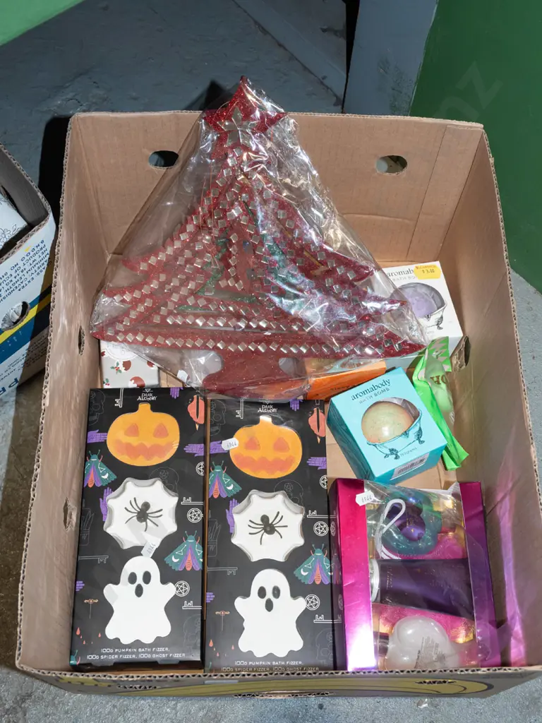 box; bath fizzers, soaps, Xmas decorations etc Image 1++