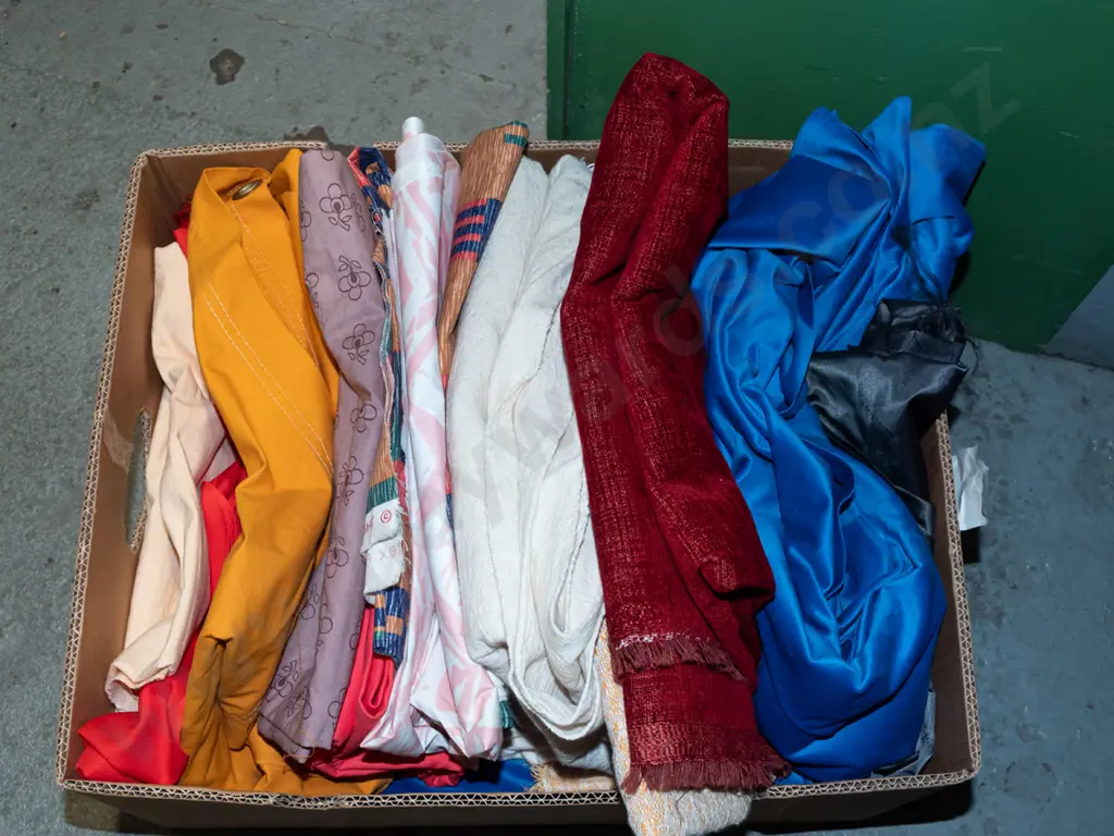 box; fabric pieces Image 1++