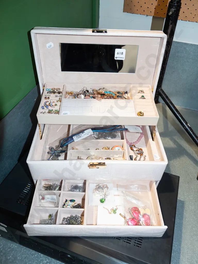 jewellery box and costume jewellery Image 1++