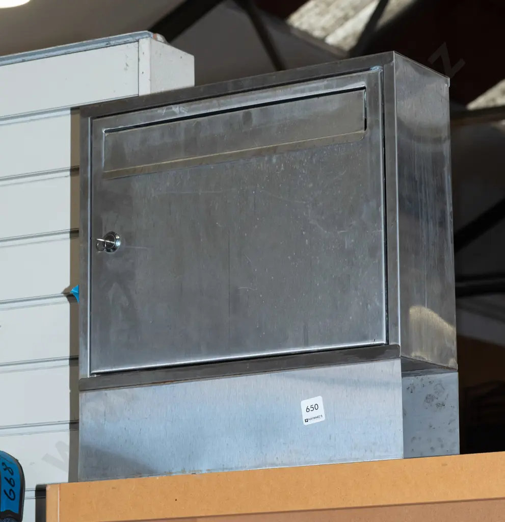 lockable metal letterbox - key in office H410 Image 1++