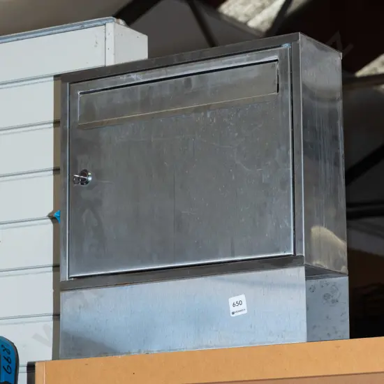 lockable metal letterbox - key in office H410