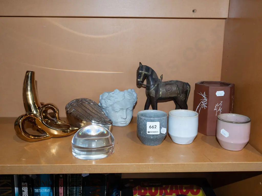 shelf; wing storage canister, small cups, horse figurines etc Image 1++