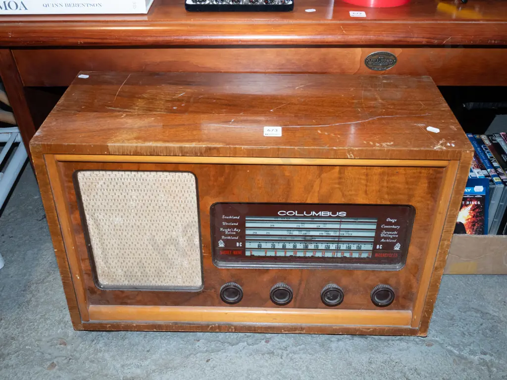 wood cased Columbus valve radio - as is no returns Image 1++
