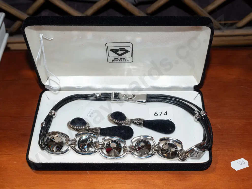 cased necklace and earring set Image 1++