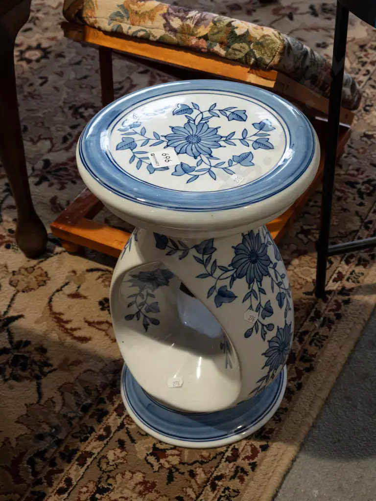 blue and white ceramic garden seat/jardiniere stand Image 1++