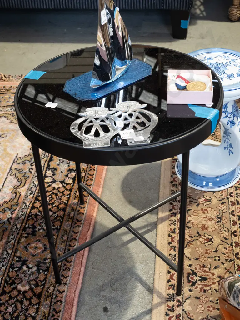 black metal and black glass top circular end table H47 Diam450 Image 1++