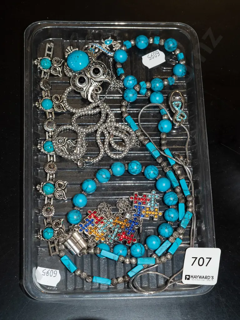 tray of costume jewellery Image 1++