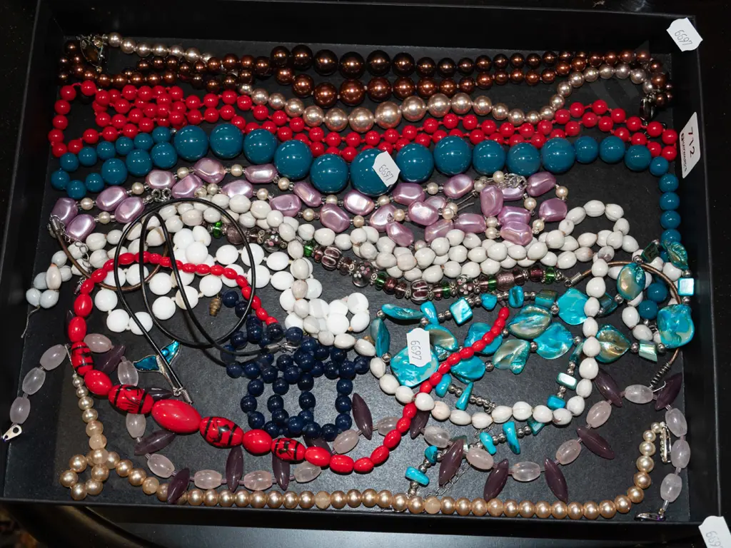 tray of costume jewellery Image 1++