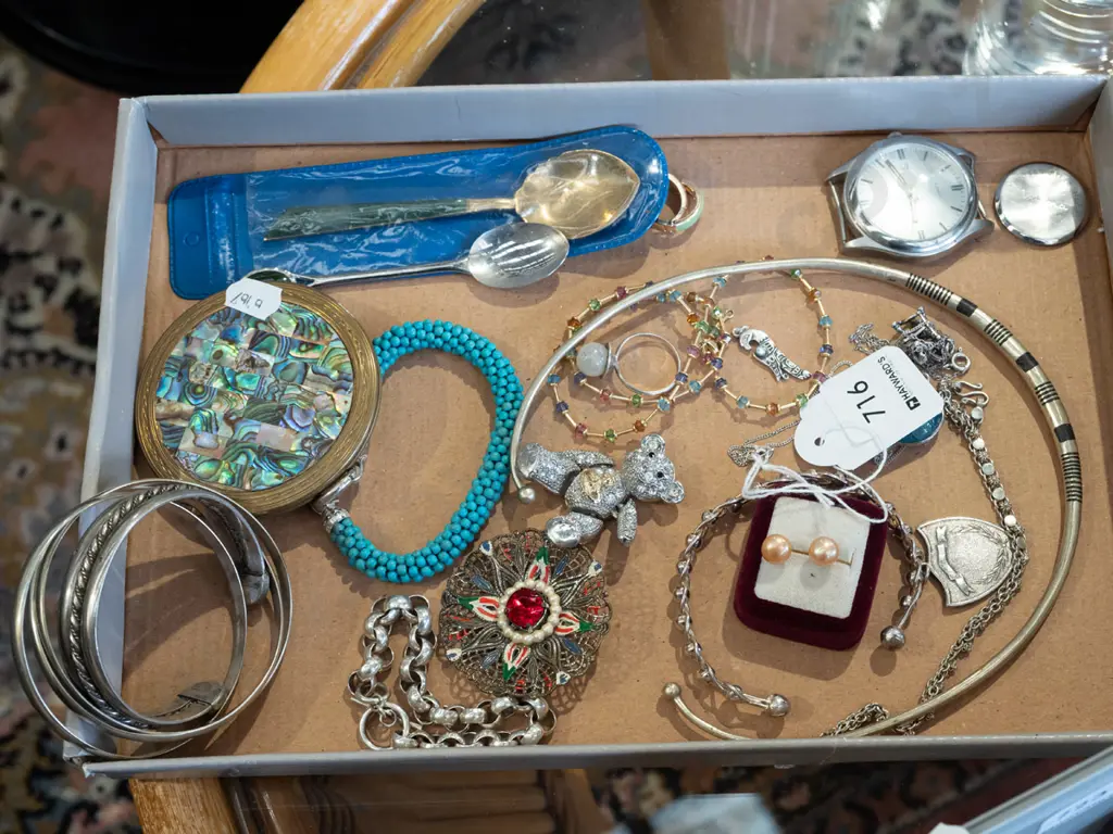 tray of costume jewellery Image 1++
