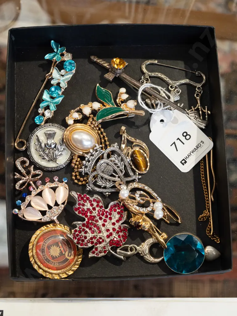 tray of costume jewellery Image 1++
