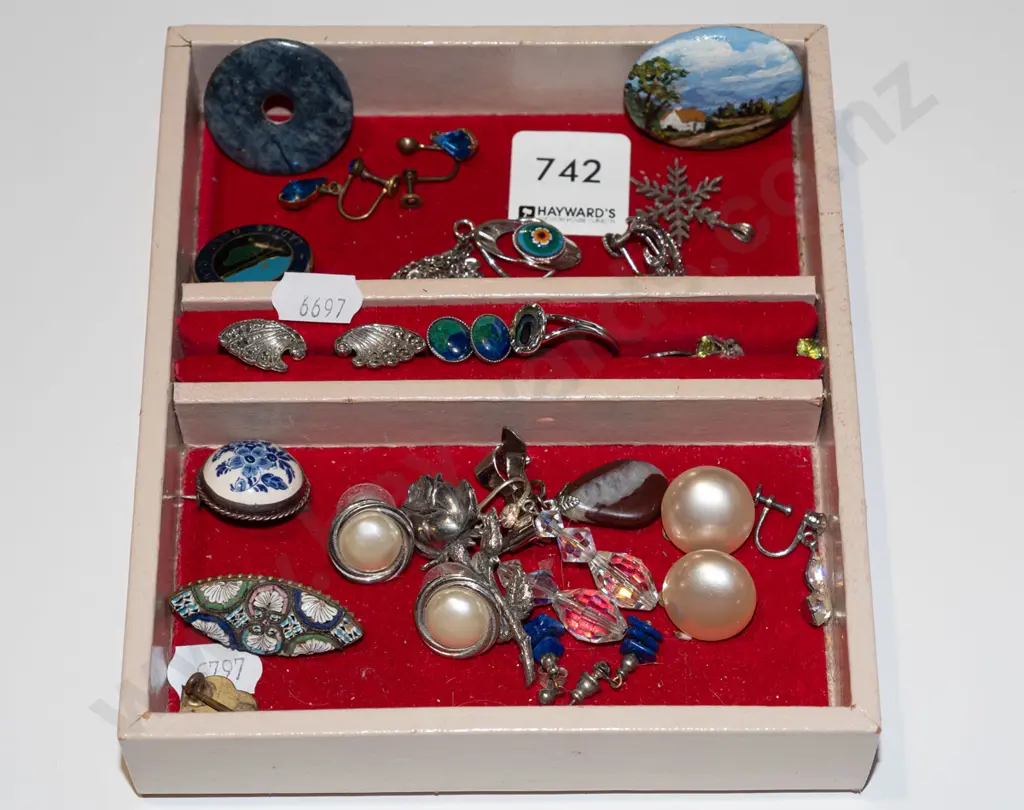 tray of costume jewellery Image 1++
