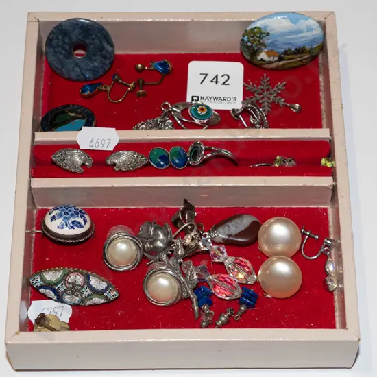 tray of costume jewellery