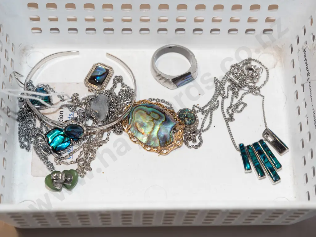 tray of costume jewellery Image 1++