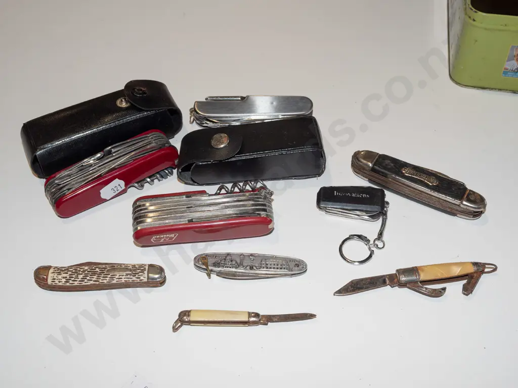tin of assorted pocket knives Image 1++