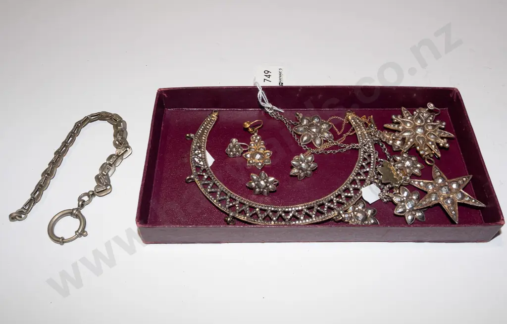 tray of costume jewellery Image 1++