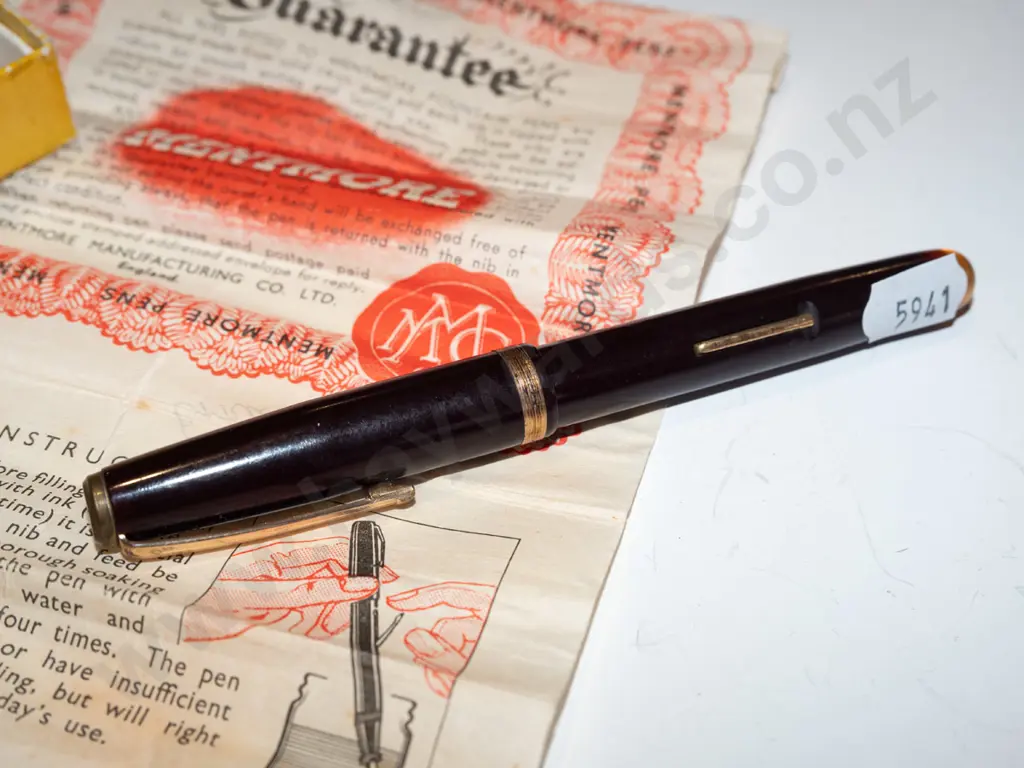 cased vintage fountain pen Image 1++