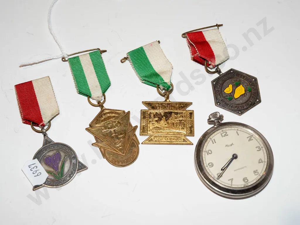 4x medals & restorer's pocket watch (watch missing glass) Image 1++
