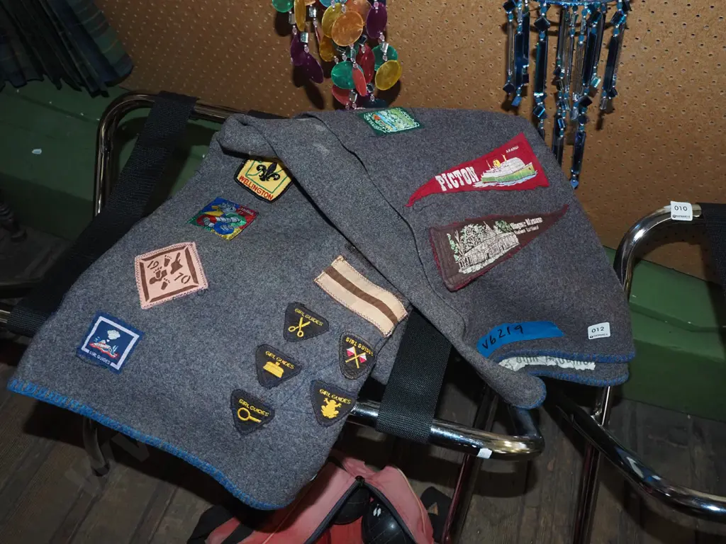 grey woollen blanket, various pennants Image 1++