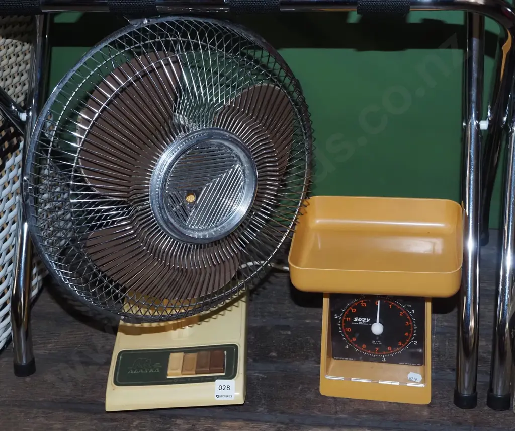 pair of plastic kitchen scales, Elasta oscillating desk top fan Image 1++