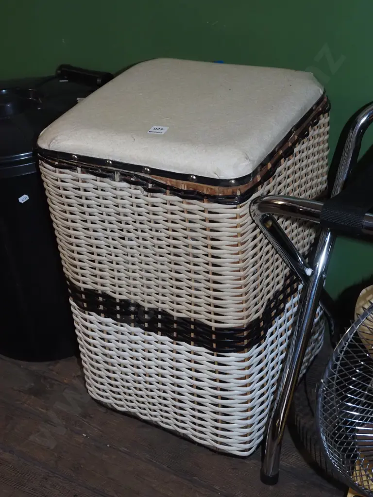 woven plastic and vinyl top laundry hamper Image 1++