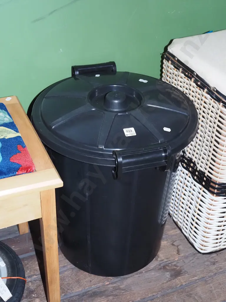 black plastic lidded rubbish bin Image 1++
