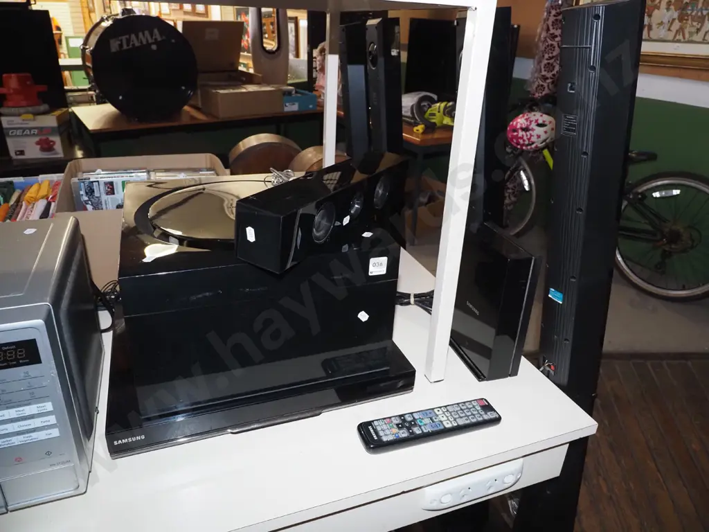Samsung DVD player and surround sound speakers including 4x freestanding speakers, centre speaker Image 1++