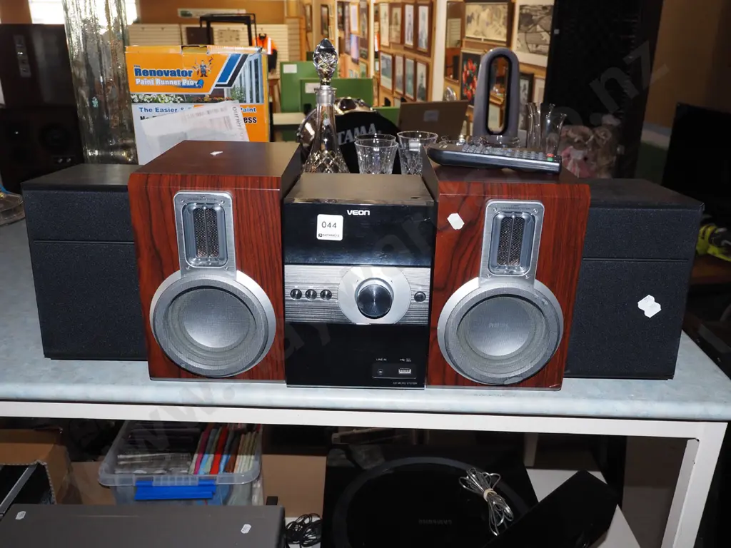 Veon midi system with 2 additional Phillips speakers Image 1++