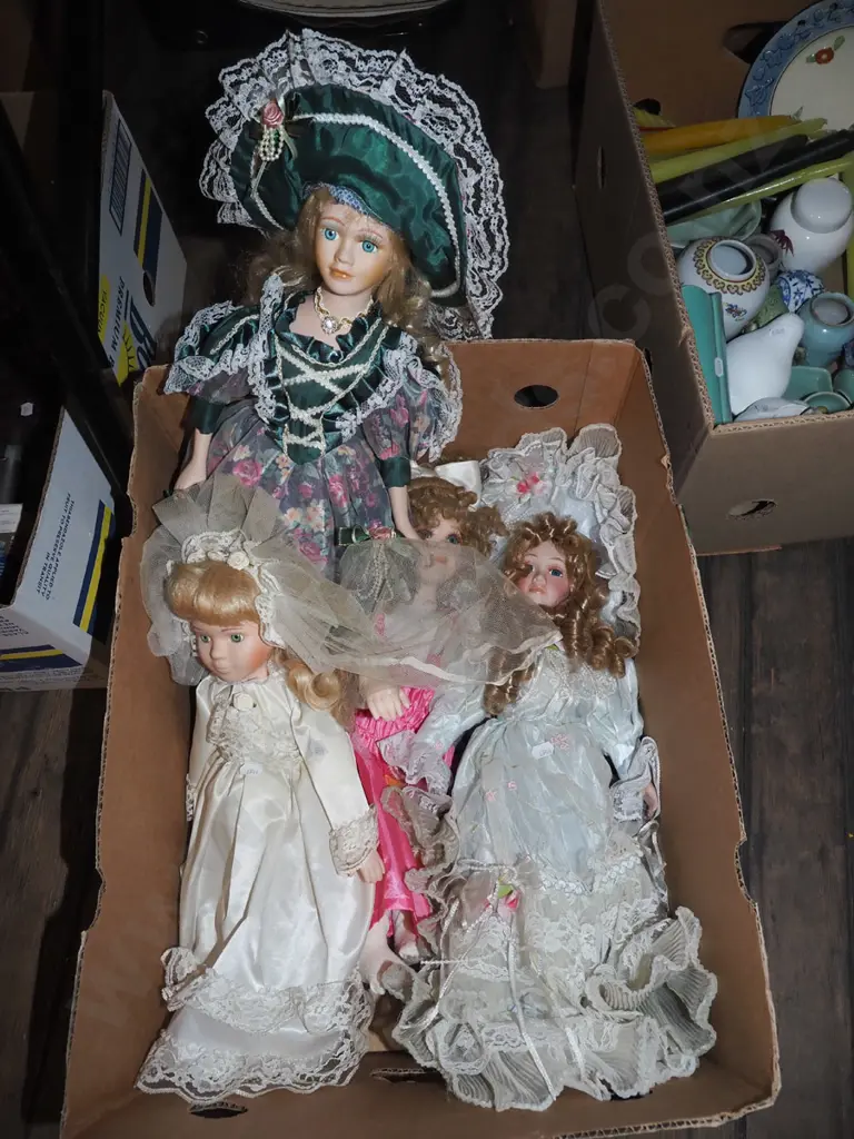 box; 4x porcelain display dolls Image 1++