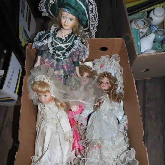 box; 4x porcelain display dolls