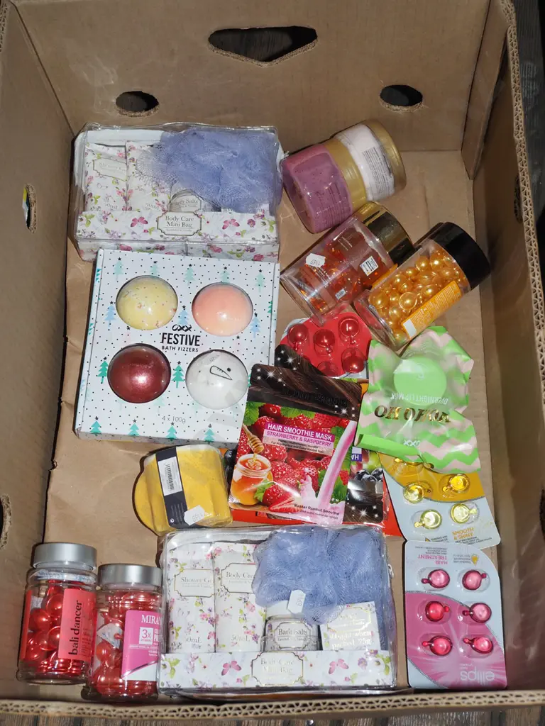 box; body care sets, bath fizzes, hair products etc Image 1++