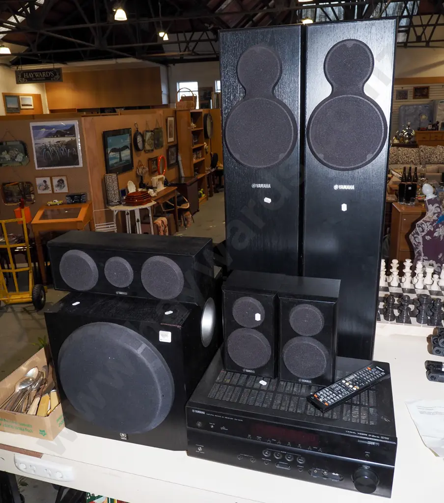 Yamaha RX/V476 Av receiver with 2x freestanding speakers, centre speaker, bookcase speakers Image 1++