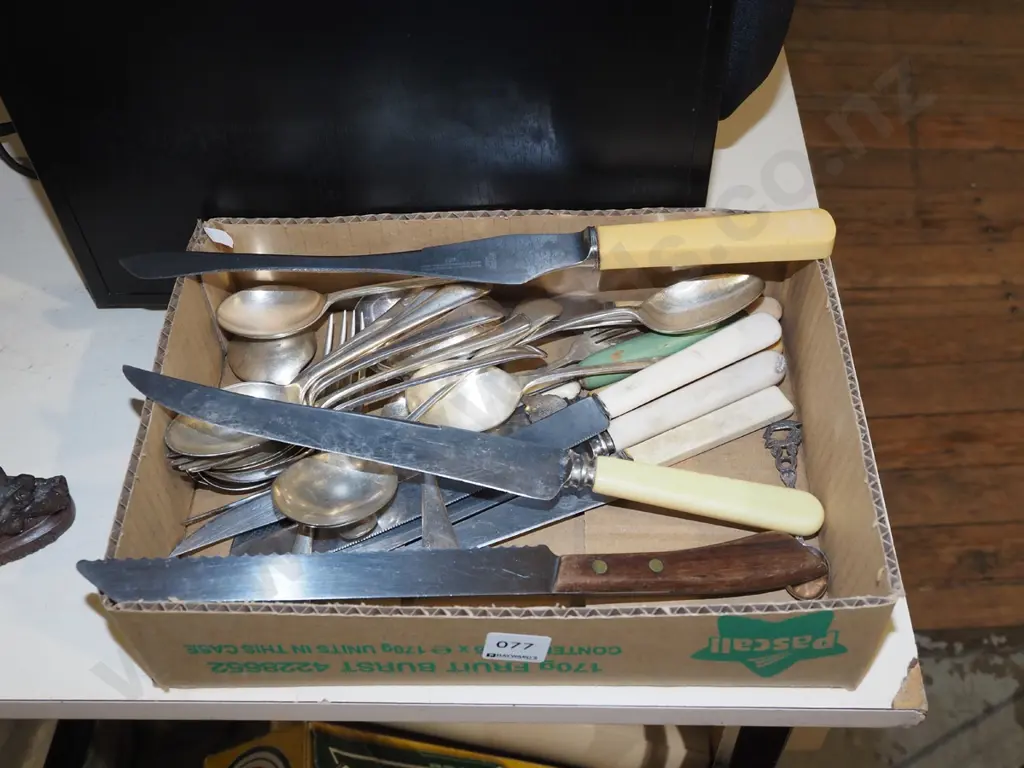 box of cutlery Image 1++