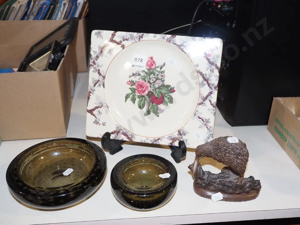 2x smoked glass ashtrays, rectangular rose plate, composite kiwi figurine Image 1++