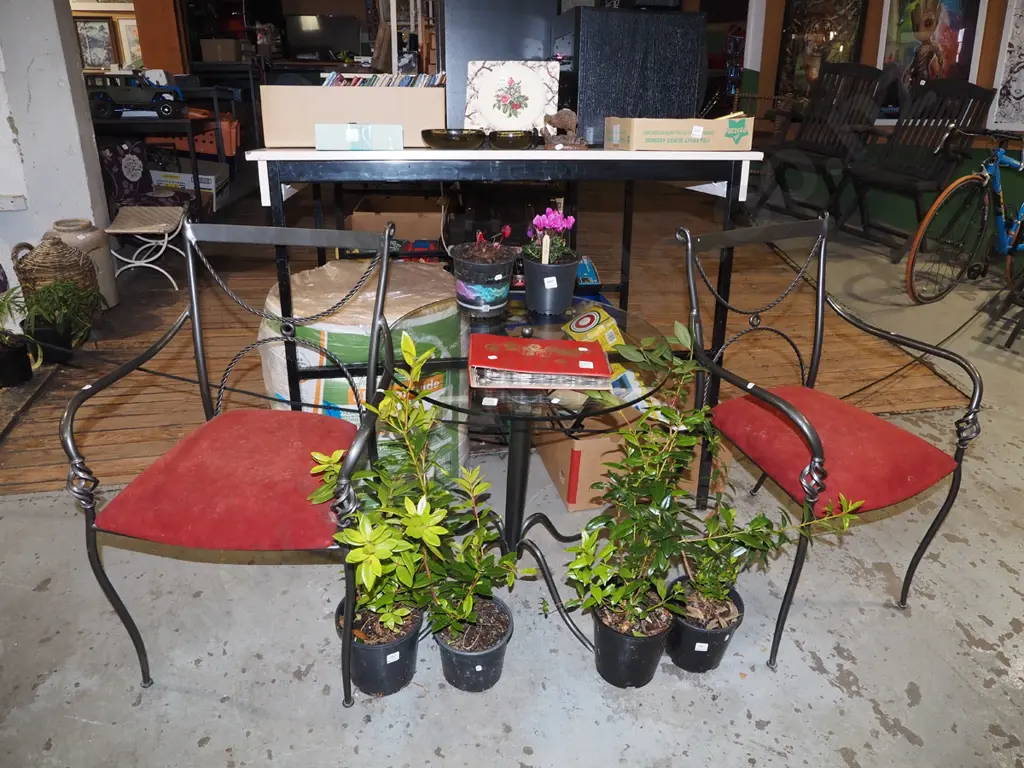 metal based, glass top pedestal conservatory table with 2 matching metal and red upholstered chairs Table H670 Diam600 Image 1++