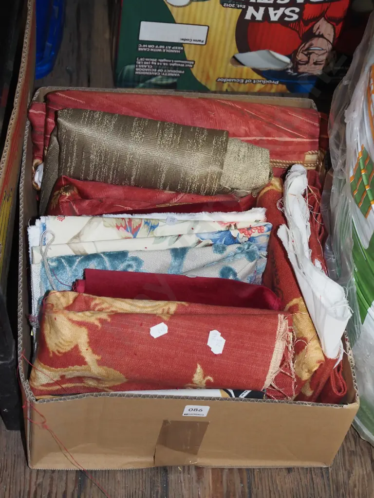 box of fabric pieces Image 1++