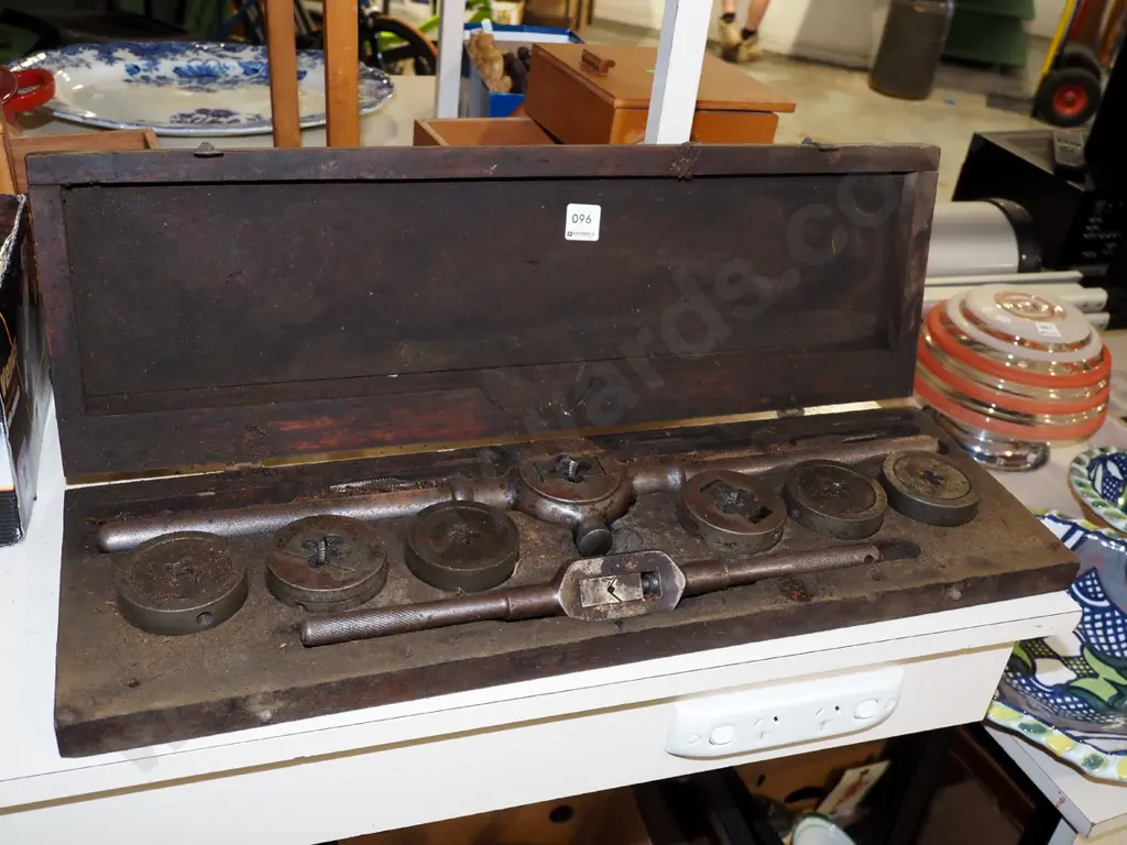 vintage wood cased tap and die set Image 1++