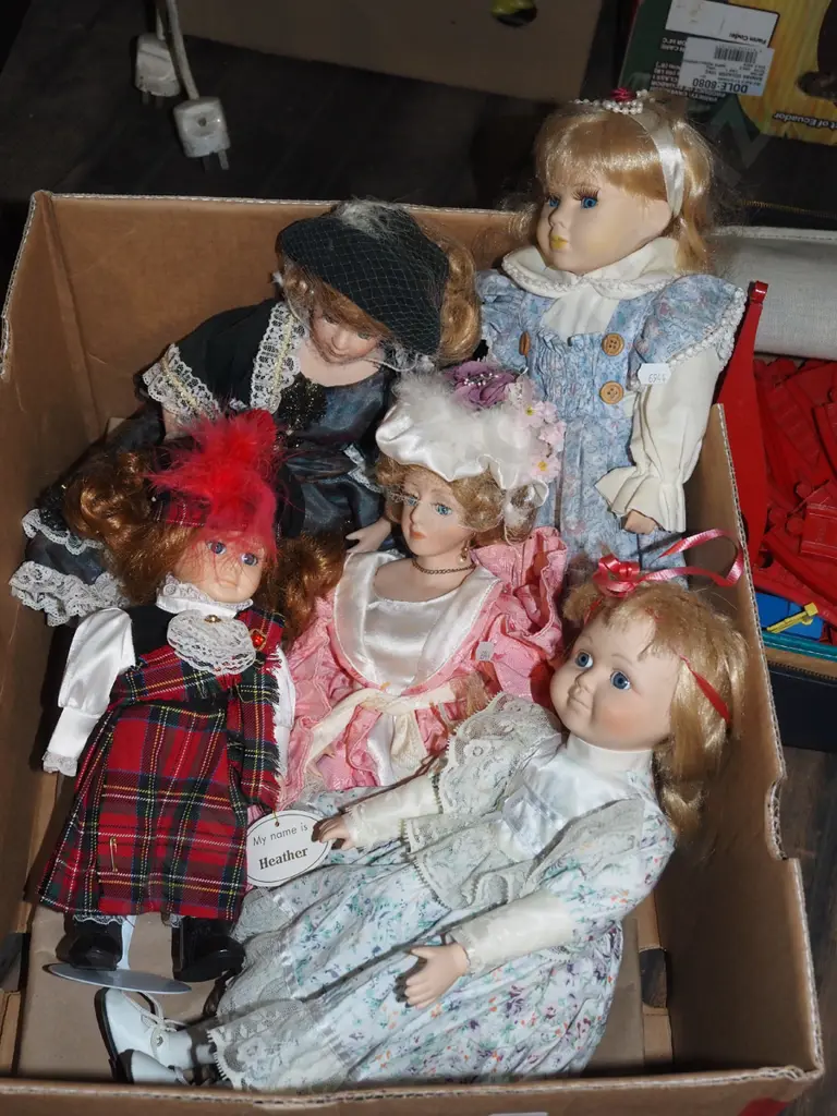 box; 5 porcelain display dolls Image 1++