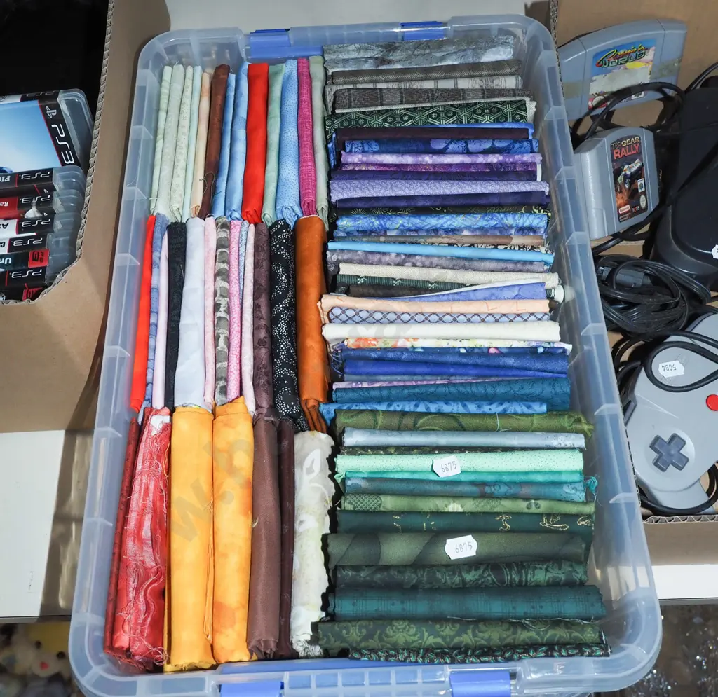 plastic sistema container and fabric pieces Image 1++