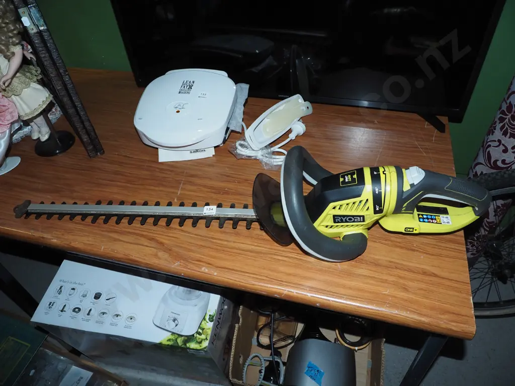 Ryobi battery powered hedge trimmers - no battery Image 1++