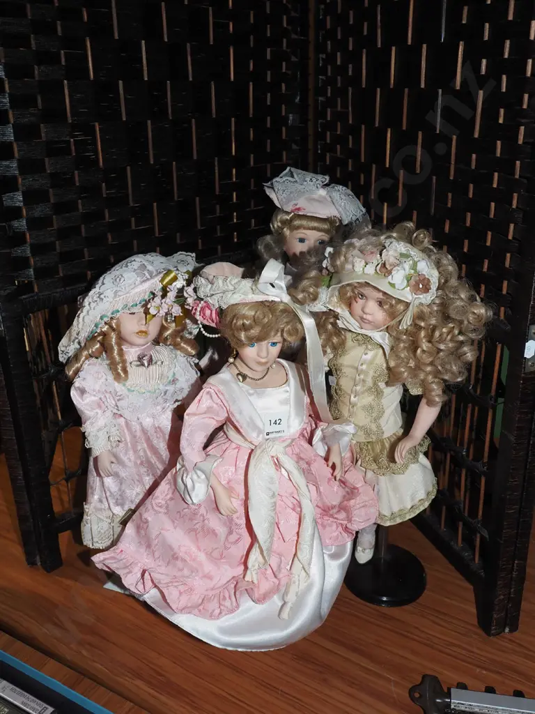 4x porcelain display dolls on stands Image 1++
