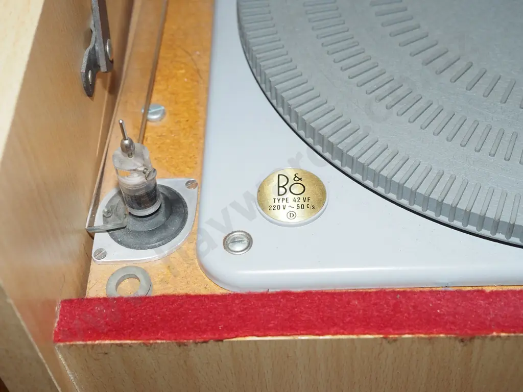 vintage B&O / Bang & Olufsen Typ 42 VF turntable in mdf faux wood veneer case Image 1++