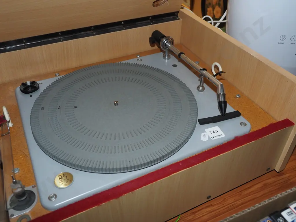 vintage B&O / Bang & Olufsen Typ 42 VF turntable in mdf faux wood veneer case Image 1++
